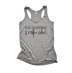 Kid Raising & Coffee Vibes | Black ink - Women's Racerback Tank